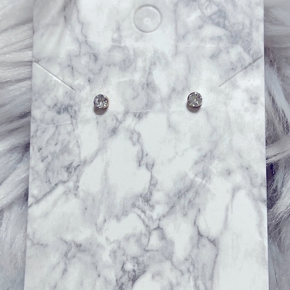 Earrings/studs - Picture 1 of 3